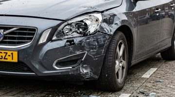 Een auto met schade, wat een goed begin is om met AI verzekeringsfraude te plegen.