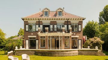 De achterzijde van de monumentale villa.