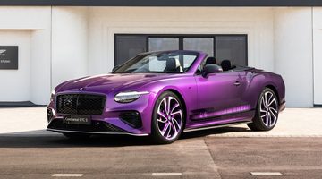 De voorkant van de paarse Bentley Continental GTC Mulliner.