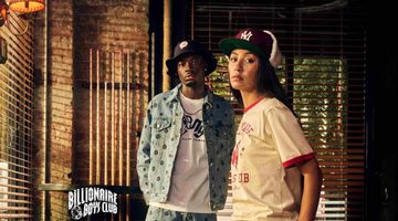 Een man en vrouw poseren in kleding van de nieuwe collectie van Billionaire Boys Club en Yankees