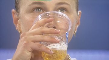 Amanda Anisimova drinkt een biertje
