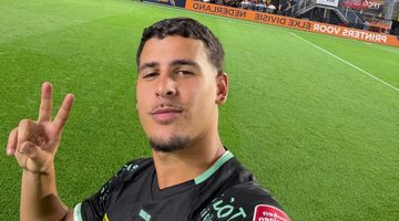 Edhy Zuliani van VVV-Venlo die met kauwgompakjes speelde als scheenbeschermer.