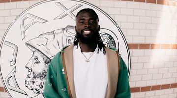 Tolu Arokodare op de foto bij Ajax