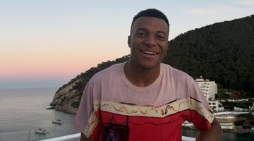 Kylian Mbappe die in de top 10 duurste voetbaltransfers staat.