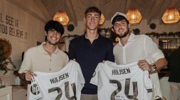 Dean Huijsen met zijn eigen shirts op de foto.