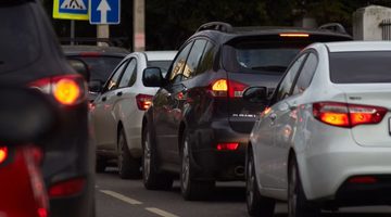 Verkeer met auto's die zeer waarschijnlijk irritaties aan elkaar hebben.