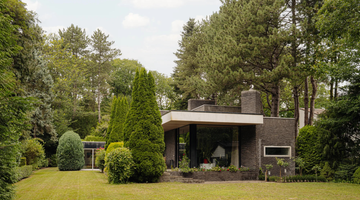 Een designvilla omringd door veel groen.