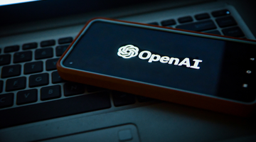 Een telefoon met OpenAI op het beeldscherm.