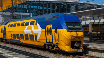 Een NS-trein die bij het perron wacht.