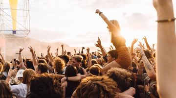 Mensen die staan te dansen op een festival