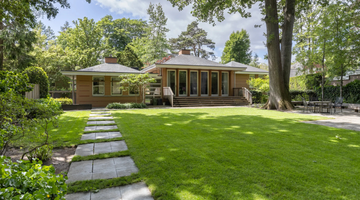 Een villa met een grote tuin.