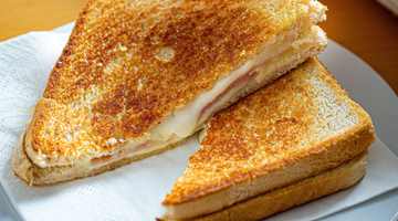 Een tosti op een bordje met een servetje