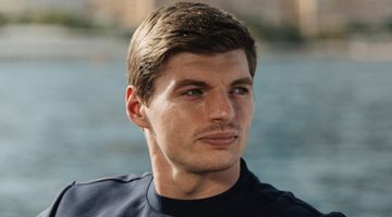 Max Verstappen, die bij Red Bull een heel dik salaris opstrijkt