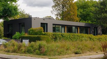 De buitenzijde van de luxe designvilla.