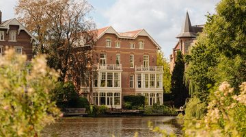 Het enorme woonhuis aan het Vondelpark.
