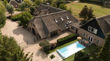 Een overzicht van de luxe woonboerderij.