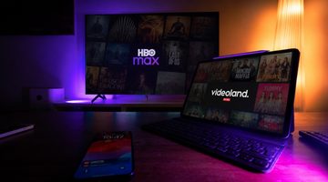 Beeldschermen met de logo's van HBO Max en Videoland