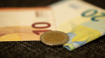 Twee geldbriefjes en een 2-euromunt