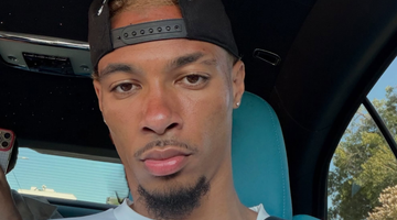 Hugo Ekitike (de voetballer die een spierwitte auto heeft gekocht)