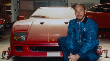 Lewis Hamilton naast zijn nieuwe F40
