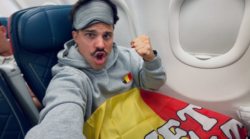 Average Rob die een selfie maakt in een vliegtuig.