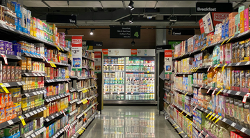Een gangpad van een supermarkt.
