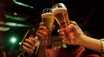Mensen die proosten met bier (wat door de hogere belastingen op alcohol flink duurder kan worden)