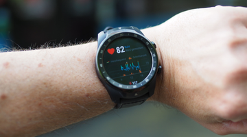 Een smartwatch met een hartslag.