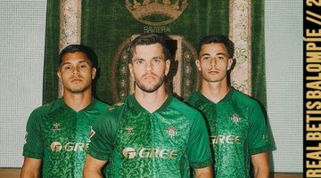 Voetballers in het nieuwe uitshirt van Real Betis