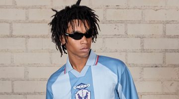 Iemand draagt de Umbro X Pleasures Retro collectie