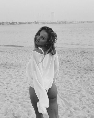 Nu te koop: Luna Stevens verkoopt weer kalender vol pikante foto's