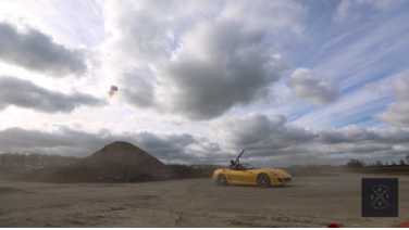 Awesome: Kleiduifschieten vanuit een driftende Ferrari