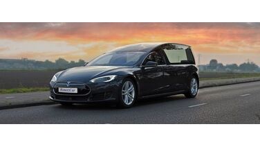 Nederlanders bouwen Tesla Model S om tot lijkenwagen