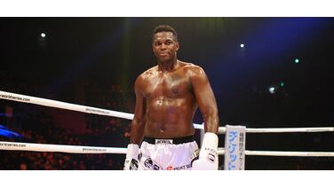 Remy Bonjasky accepteert de uitdaging van kickbokser Gökhan Saki