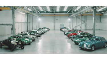 Zien: Aston Martin viert opening nieuwe fabriek met een kijkje achter de schermen