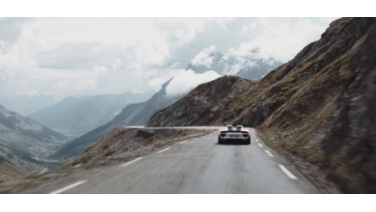 Video: met 19 Porsche Spyders dwars door de Alpen