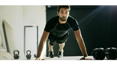 Met de plank to push-up train je met één oefening al je spiergroepen