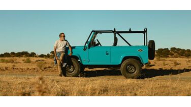 Land Rover Defender omgetoverd tot de ultieme beach runner