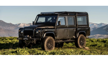 Een waar off-road monster: All-black Land Rover Defender