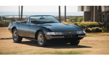 Deze antraciete Ferrari 365 Daytona Spider is een ware eyecatcher