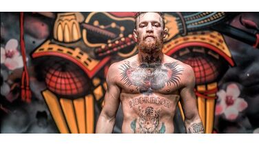 Conor McGregor bewijst als waardig verliezer waarom hij zo geliefd is