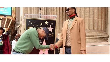 Video: Snoop Dogg krijgt een Walk of Fame-ster en bedankt zichzelf in een speech