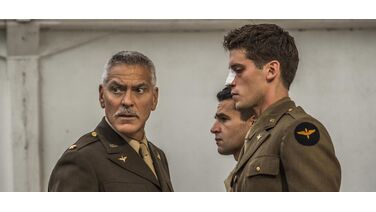 Trailer: George Clooney is een grote baas in deze nieuwe krankzinnige oorlogsserie