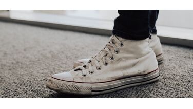 Schoenen in de wasmachine: zo krijg jij je vieze sneakers helemaal schoon