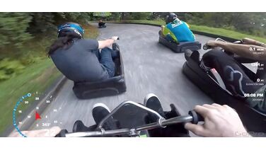 VIDEO: Vriendengroep speelt real life Mario Kart