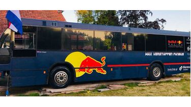 Oude stadsbus omgetoverd tot brute Max Verstappen-camper