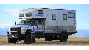 Deze Ford F-750 truck is omgebouwd tot een brute camper