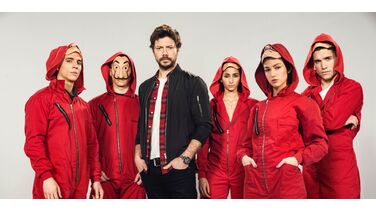 Dit cast lid uit La Casa de Papel zingt in het dagelijkse leven in een rockband