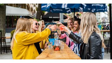 De Kopstootbar opent het leukste terras van Amsterdam, middenin het centrum