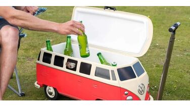 Deze mini Volkswagen camper houdt al jouw biertjes ijskoud